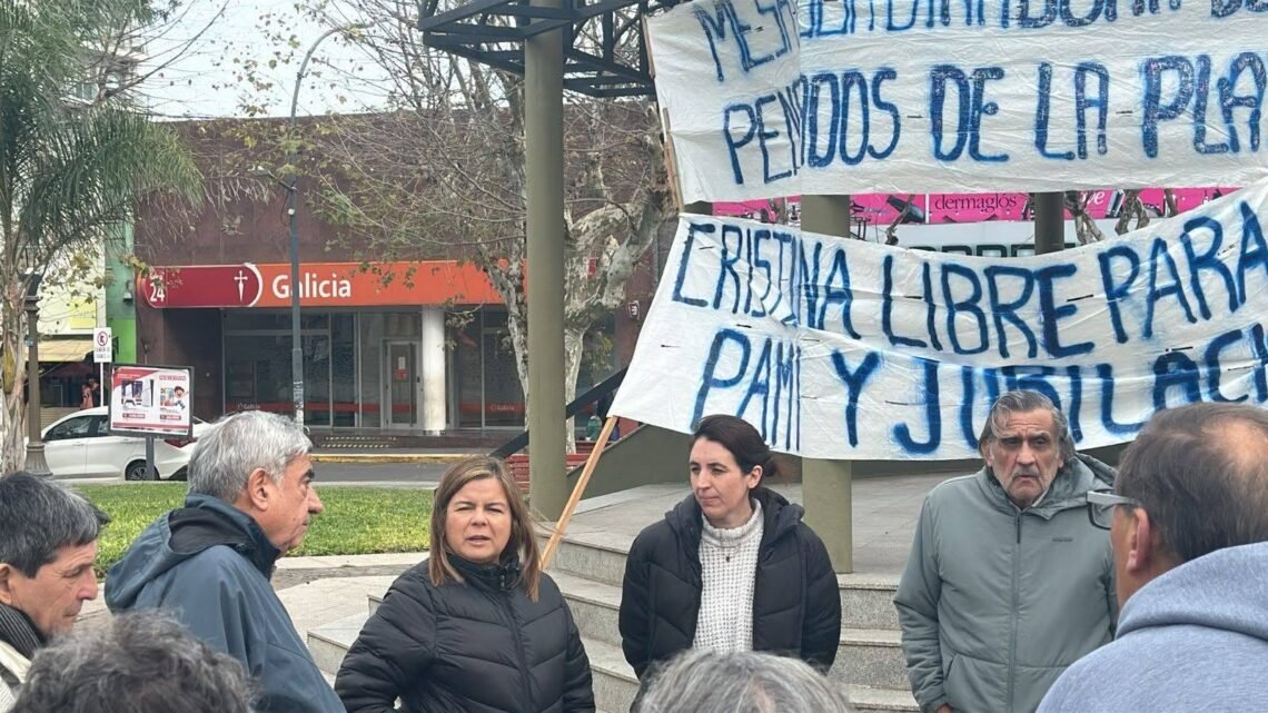 La diputada Marianela Marclay escuchó a jubilados en la Plaza 25 de Mayo por la crisis prestacional del PAMI