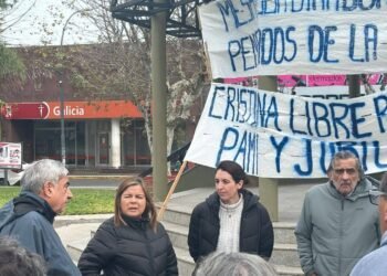 La diputada Marianela Marclay escuchó a jubilados en la Plaza 25 de Mayo por la crisis prestacional del PAMI