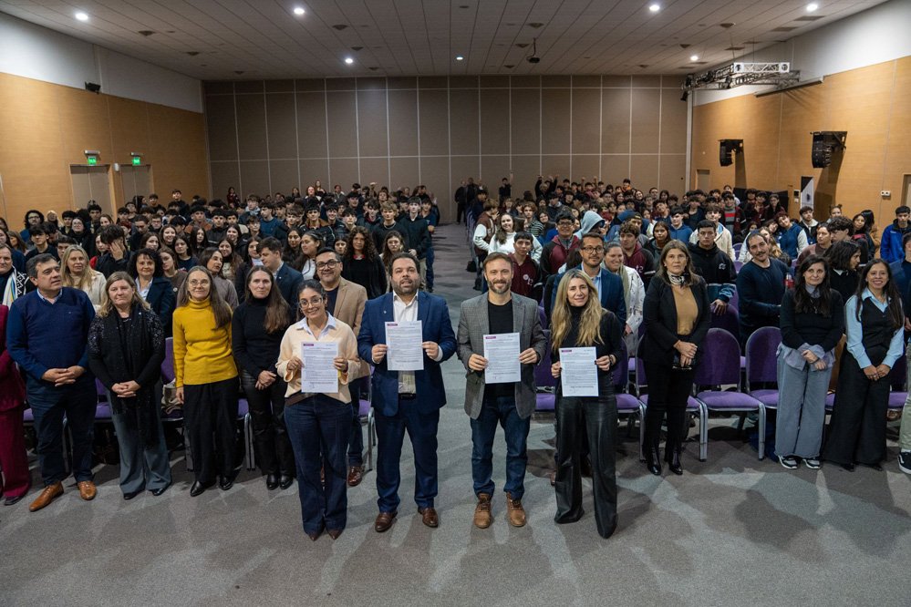 La provincia lanzó la campaña Compromiso por una Crianza Digital Saludable