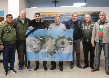 Veteranos de Malvinas visitaron el Túnel Subfluvial y donaron una bandera en homenaje a los 649 héroes