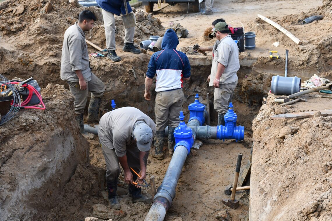 La Municipalidad renueva redes de agua y cloacas en calle La Pampa antes de iniciar la pavimentación