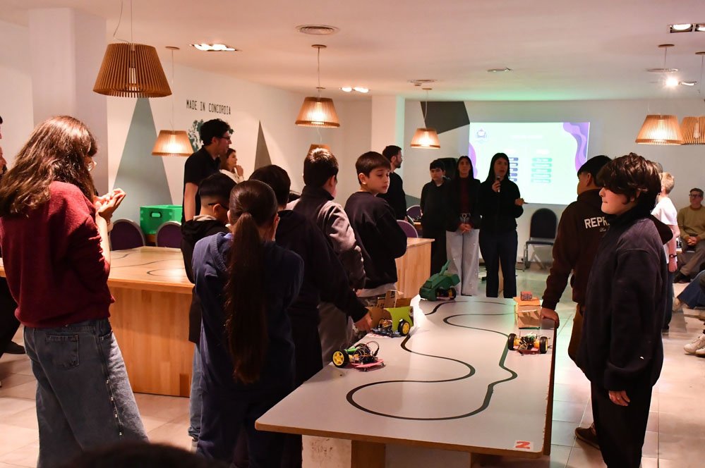 Alumnos del Club de Robótica Concordia compitieron en un torneo interno y abren vacantes para nuevos talleres