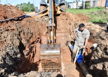 La Municipalidad recambia válvulas y renueva la red de agua potable previo al asfaltado de calle Paula Albarracín