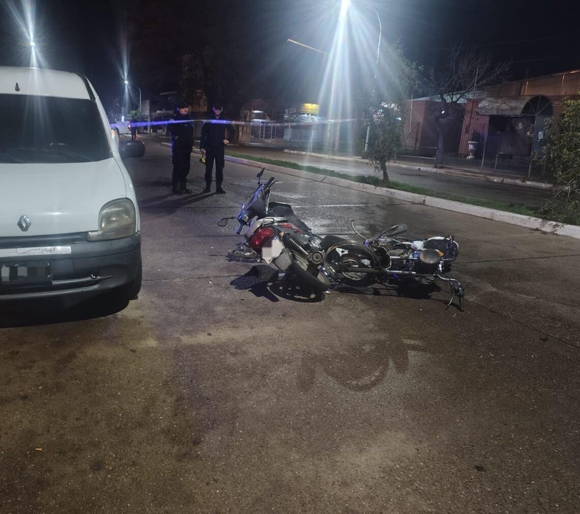 Chocaron de frente dos motos en calle Las Heras: uno de los conductores circulaba en contramano