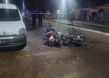 Chocaron de frente dos motos en calle Las Heras: uno de los conductores circulaba en contramano