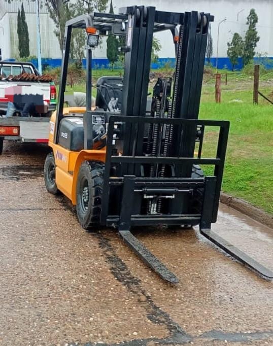 Compraron un autoelevador con cheques voladores: la Policía hizo tres allanamientos y recuperó la maquinaria