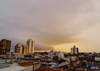 Renuevan alerta naranja por tormentas y vientos para este jueves
