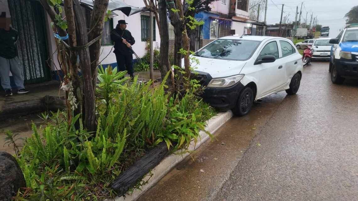 Retienen un auto que terminó sobre la vereda con un conductor que quintuplicaba el límite de alcohol en sangre