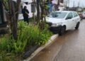 Retienen un auto que terminó sobre la vereda con un conductor que quintuplicaba el límite de alcohol en sangre