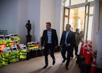 Frigerio entregó aportes y equipamiento para fortalecer la seguridad en 44 municipios y comunas