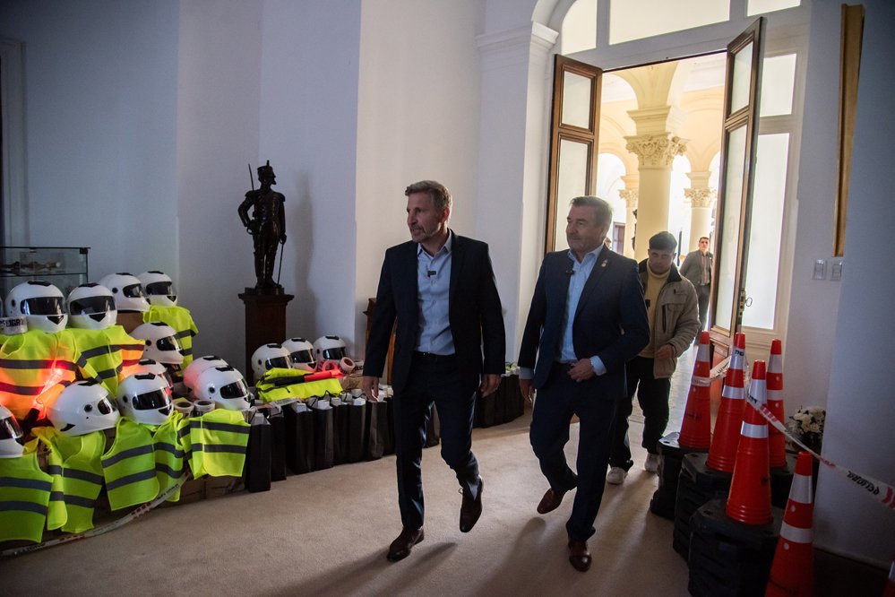 Frigerio entregó aportes y equipamiento para fortalecer la seguridad en 44 municipios y comunas