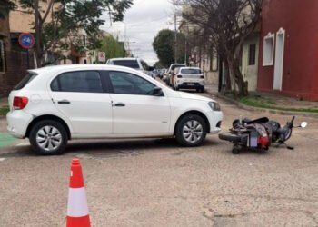 Choque entre un auto y una moto en la esquina de H. Primo y Ramírez: una mujer fue trasladada al Masvernat