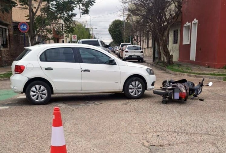 Choque entre un auto y una moto en la esquina de H. Primo y Ramírez: una mujer fue trasladada al Masvernat