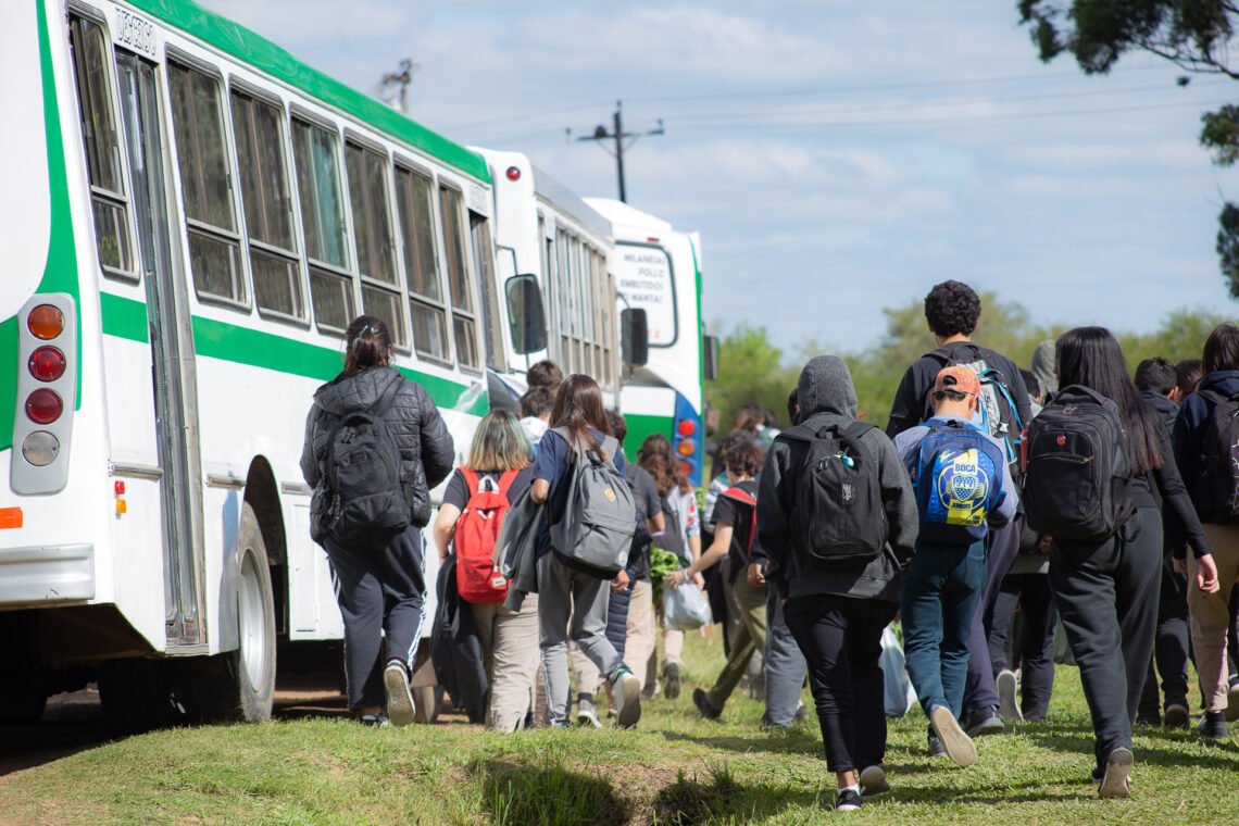 El transporte escolar rural acerca a más de 10.000 estudiantes a la escuela