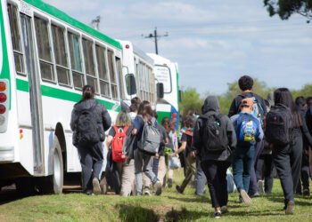 El transporte escolar rural acerca a más de 10.000 estudiantes a la escuela