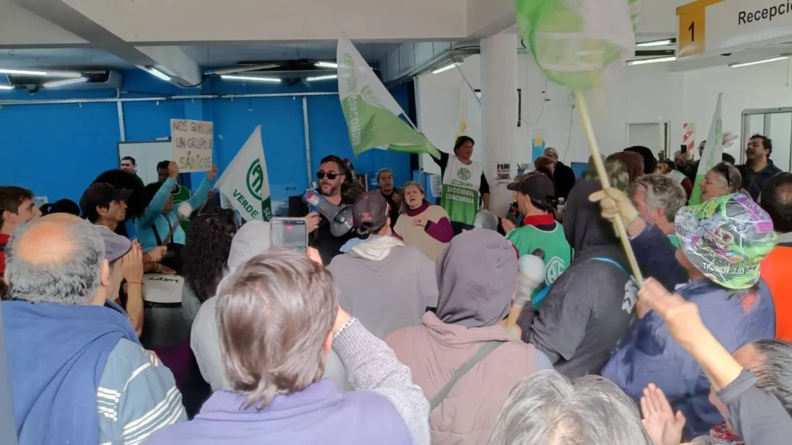 ATE Concordia participó de protesta frente a PAMI por cortes en la atención médica de jubilados