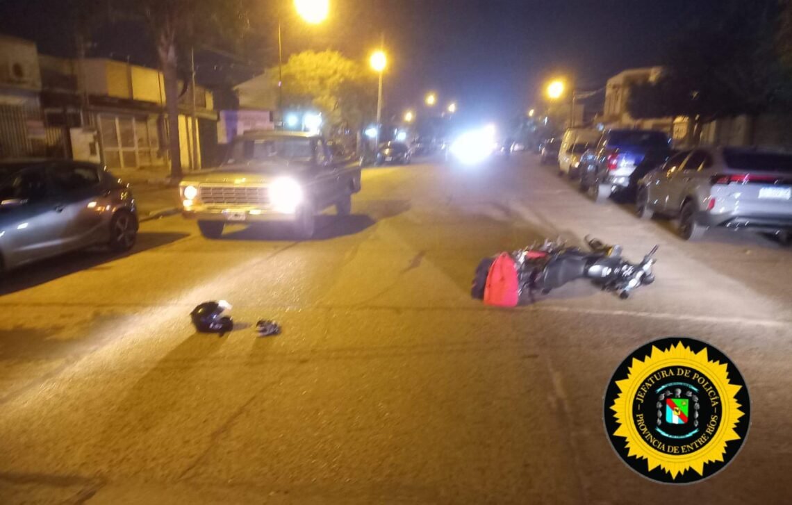 Choque entre una camioneta y una moto en Laprida y Ricardo Rojas dejó dos jóvenes hospitalizados