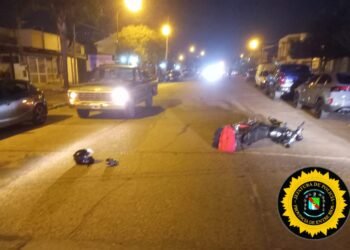 Choque entre una camioneta y una moto en Laprida y Ricardo Rojas dejó dos jóvenes hospitalizados