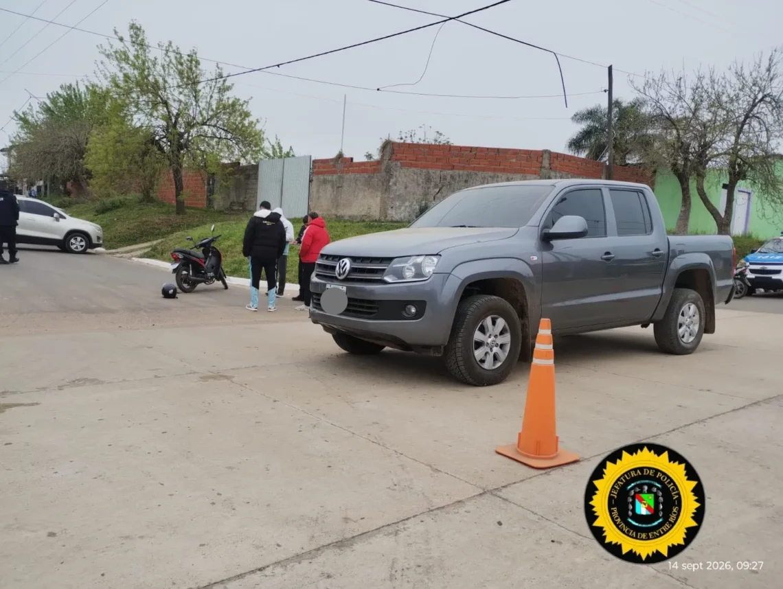 Una motociclista sufrió una fractura tras colisionar con una camioneta en calles Saure y Albarracín de Sarmiento