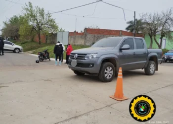 Una motociclista sufrió una fractura tras colisionar con una camioneta en calles Saure y Albarracín de Sarmiento