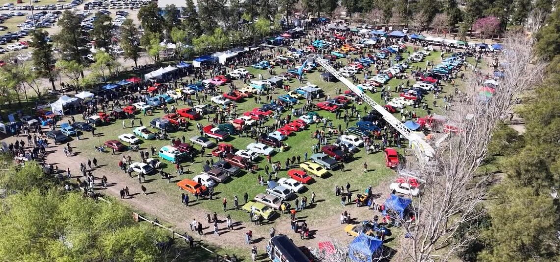 Exitosas «joyas mecánicas»: Crespo albergó el 15º Encuentro de Autos Clásicos y Antiguos