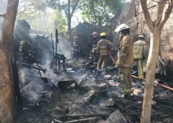 Siniestro en calle Larroca: un voraz incendio destruyó una casilla, afectó una casa lindera y dejó un joven herido