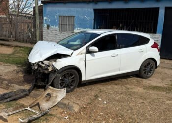 Un automóvil despistó e impactó contra el Centro de Desarrollo Infantil Santa Rita