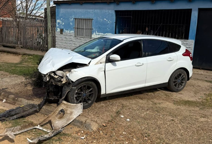 Un automóvil despistó e impactó contra el Centro de Desarrollo Infantil Santa Rita