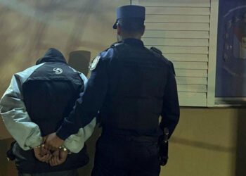 Recuperaron un celular robado, secuestraron cocaína y detuvieron a tres personas tras allanamientos en barrio La Pampa
