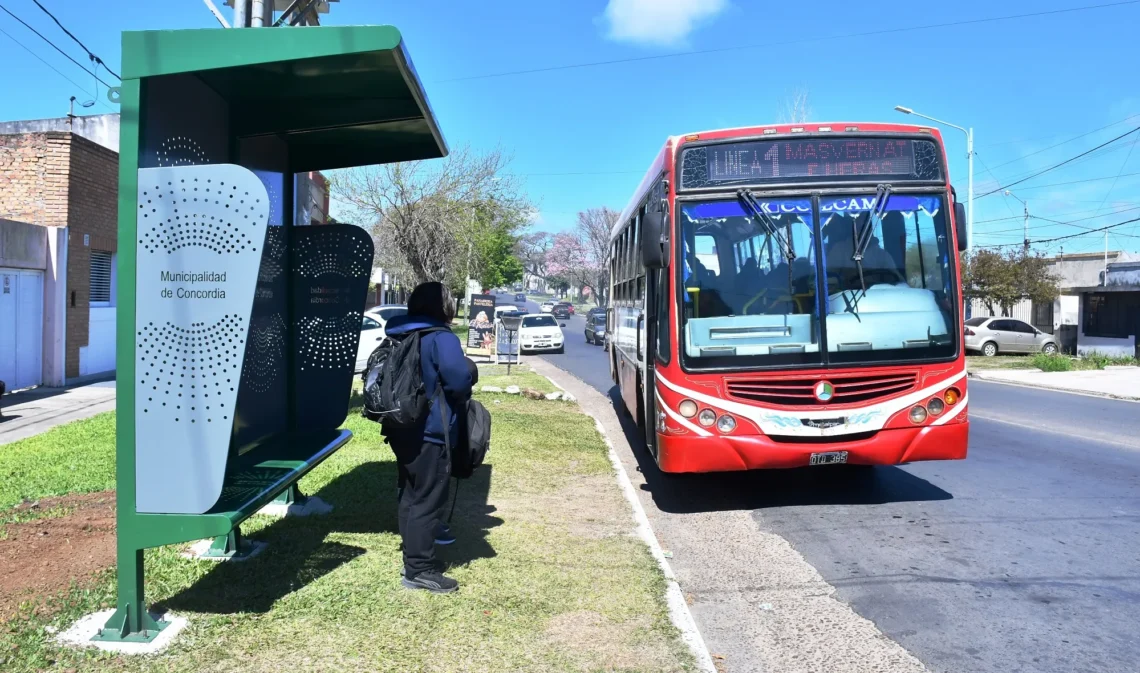 La Municipalidad lleva adelante la instalación de nuevas garitas para el transporte urbano