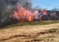 Un incendio destruyó por completo una vivienda de madera en Villa Adela
