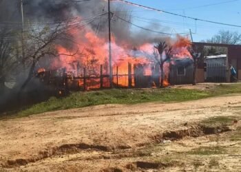 Un incendio destruyó por completo una vivienda de madera en Villa Adela