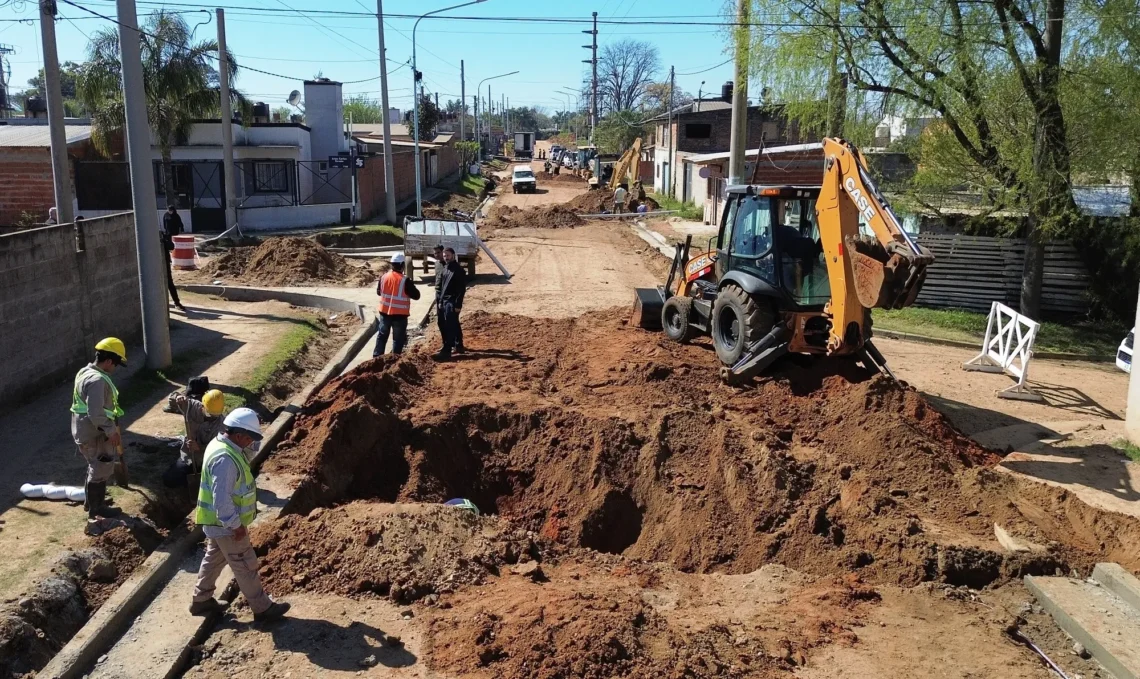 Comenzaron los trabajos de saneamiento para la pavimentación de calle moulins en el barrio Sarmiento