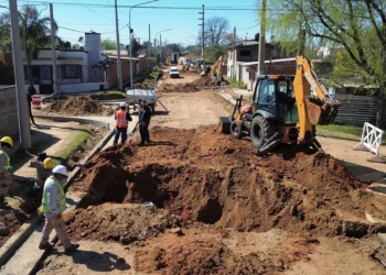 Comenzaron los trabajos de saneamiento para la pavimentación de calle moulins en el barrio Sarmiento