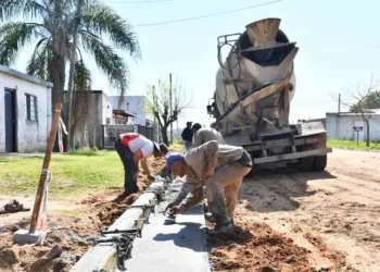 La Municipalidad realiza trabajos de cordón cuneta y consolidación de suelo en calles del Barrio Las Tejas