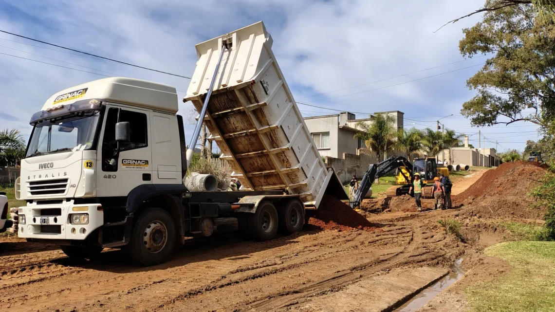 Se iniciaron los trabajos de pavimentación en calle san juan y avanzan en 6 de caballería
