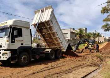 Se iniciaron los trabajos de pavimentación en calle san juan y avanzan en 6 de caballería