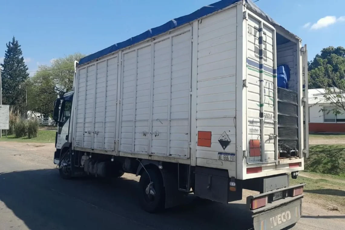 La Policía interceptó un camión con 152 bidones en infracción a la ley de Fitosanitarios