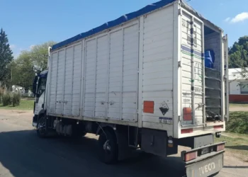 La Policía interceptó un camión con 152 bidones en infracción a la ley de Fitosanitarios