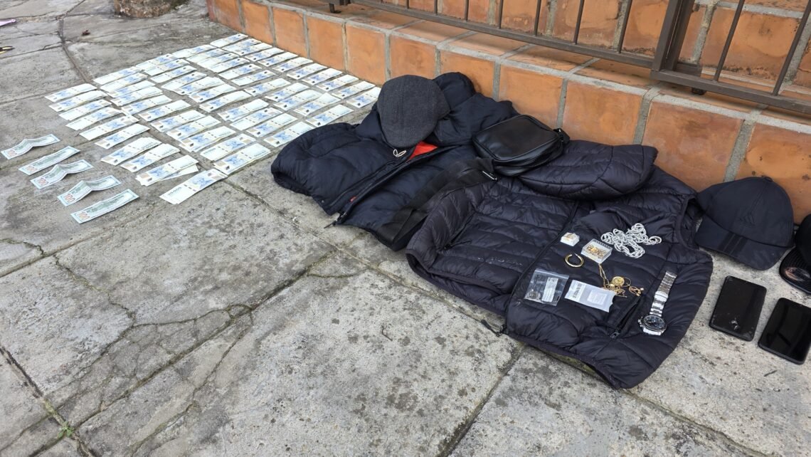 Detuvieron a dos sospechosos con más de 5 millones de pesos, dólares y joyas de oro en pleno centro