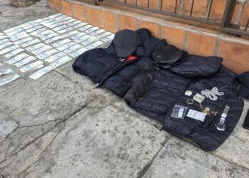 Detuvieron a dos sospechosos con más de 5 millones de pesos, dólares y joyas de oro en pleno centro
