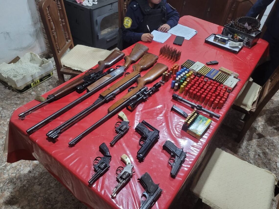 Villa Adela: investigaban una causa por violencia de género y secuestraron un arsenal de armas de fuego