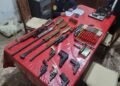Villa Adela: investigaban una causa por violencia de género y secuestraron un arsenal de armas de fuego