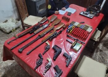 Villa Adela: investigaban una causa por violencia de género y secuestraron un arsenal de armas de fuego
