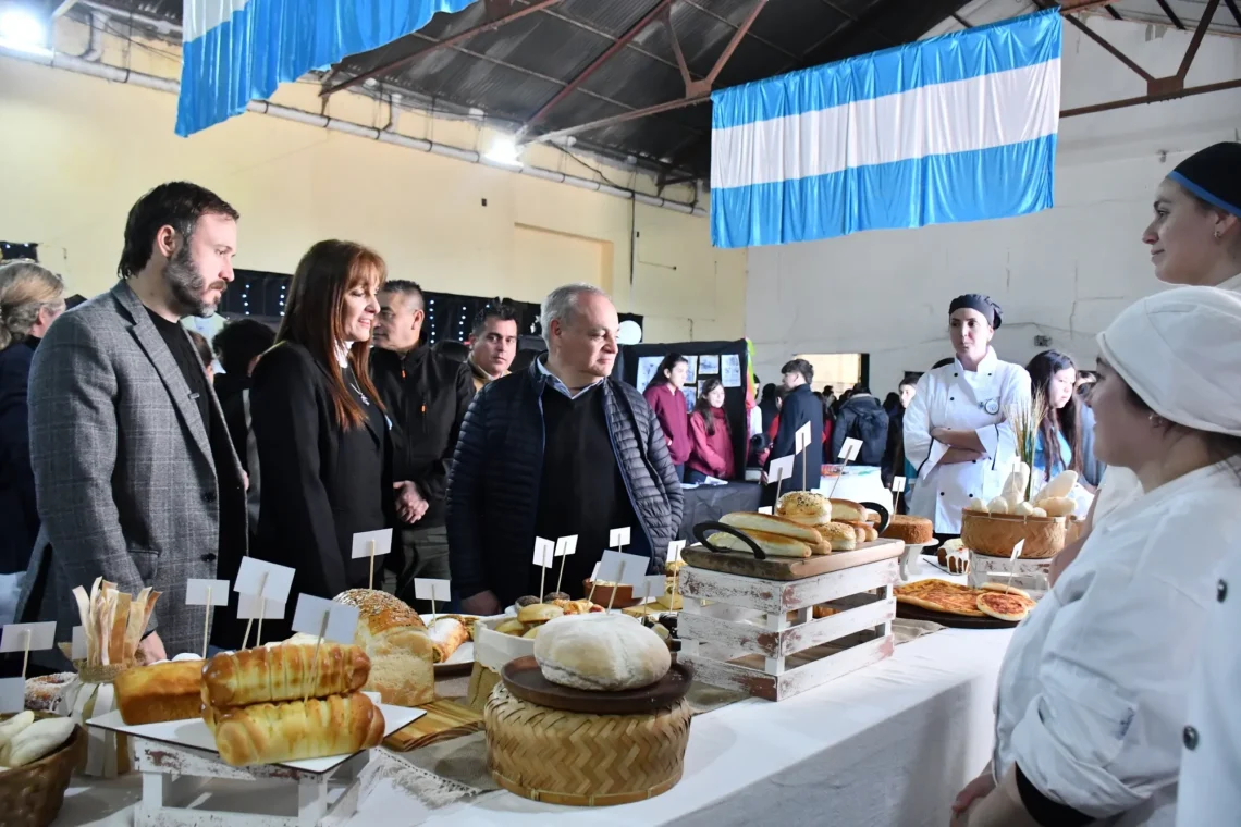 El Intendente Azcué visitó la expo productiva y de educación organizada por la Escuela Técnica N°2