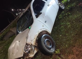 Una joven resultó ilesa tras volcar su automóvil en avenida Presidente Illia