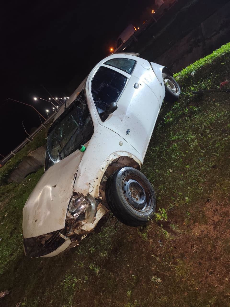 Una joven resultó ilesa tras volcar su automóvil en avenida Presidente Illia