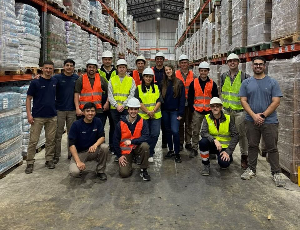 Estudiantes de la diplomatura en Logística de la UTN realizaron una visita académica a una distribuidora local