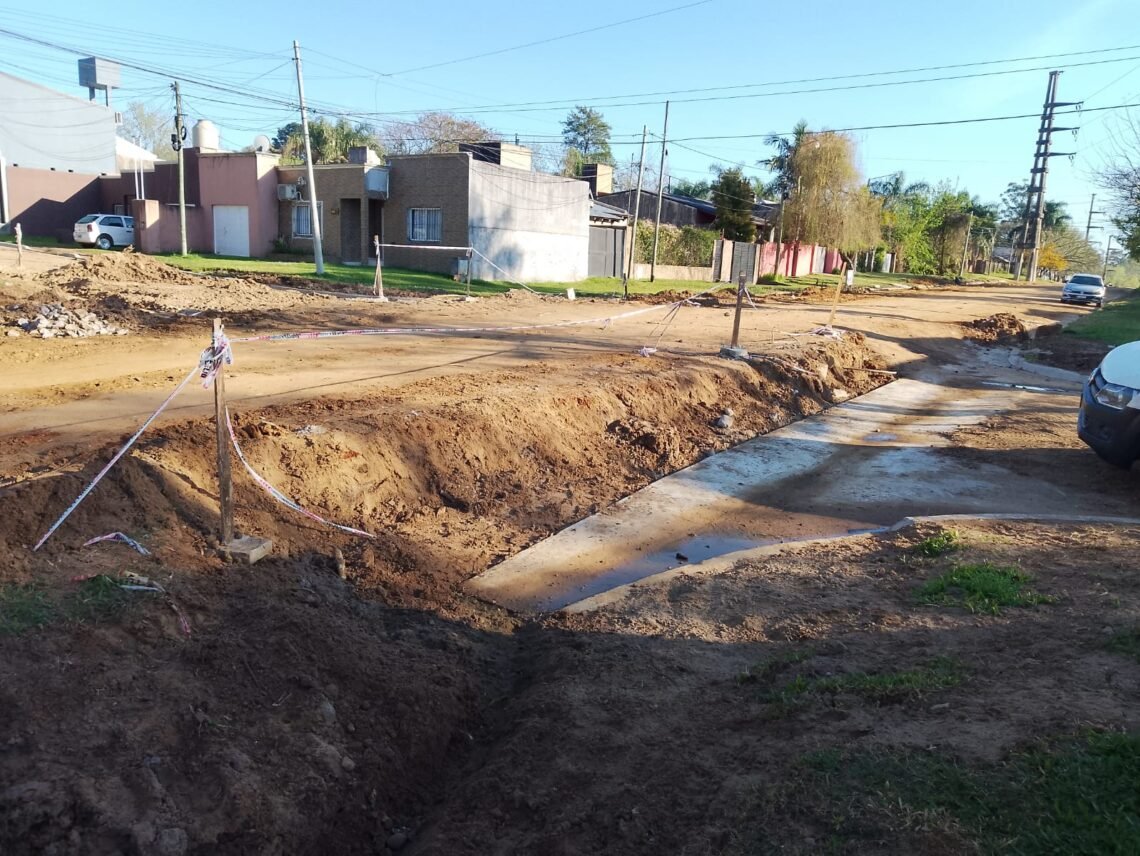 Una obra largamente dilatada e inconclusa genera preocupación en vecinos del barrio Parque Río Uruguay: temen que sus casas vuelvan a inundarse en caso de lluvias