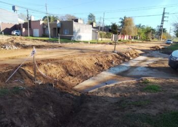 Una obra largamente dilatada e inconclusa genera preocupación en vecinos del barrio Parque Río Uruguay: temen que sus casas vuelvan a inundarse en caso de lluvias